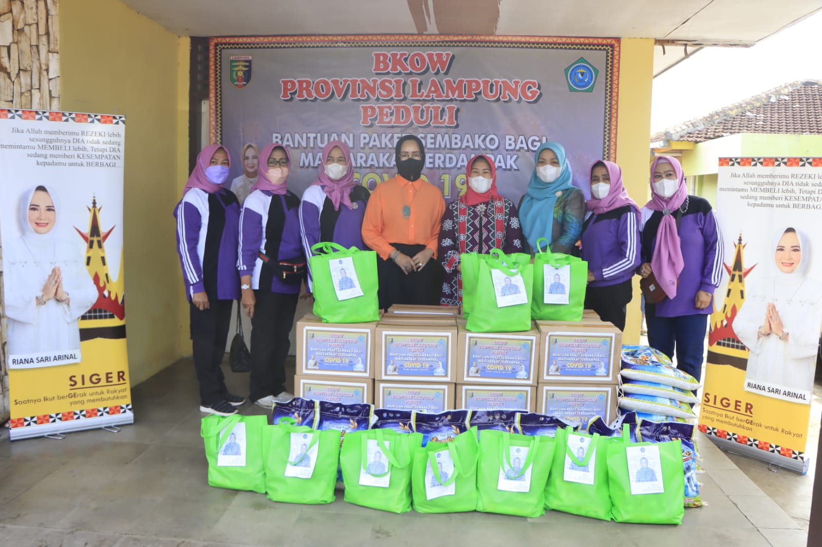 TP PKK dan BKOW Provinsi Lampung, Serahkan Paket Sembako untuk Masyarakat Terdampak Covid-19