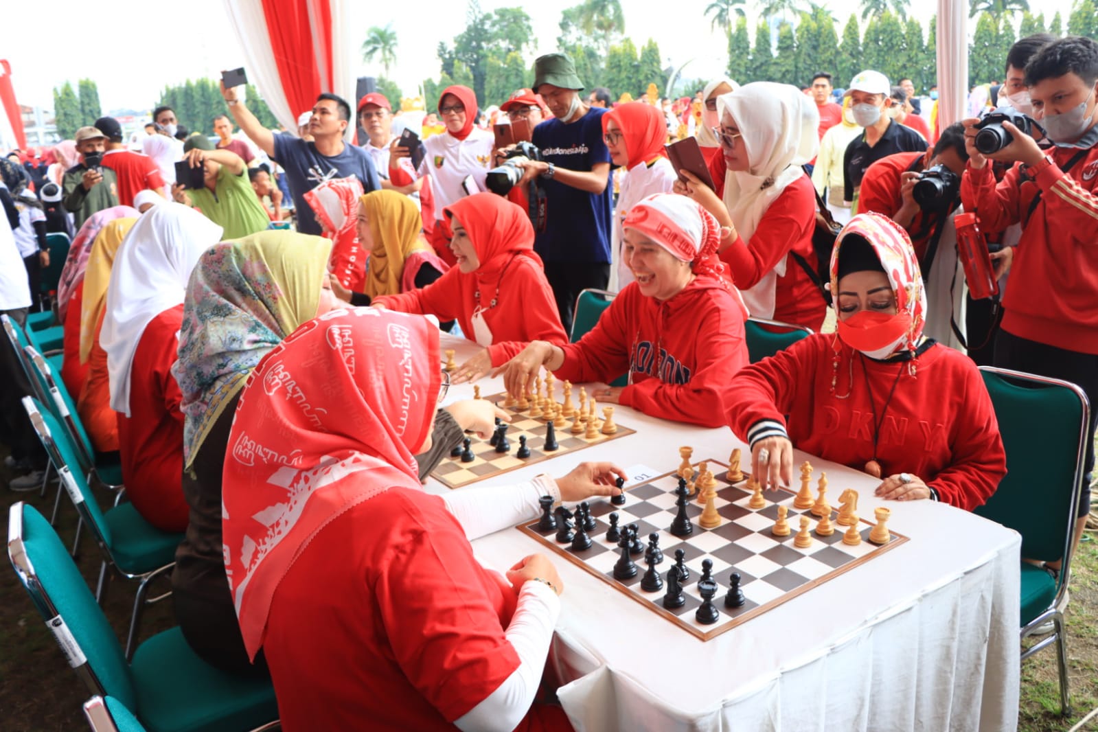 Bandar Lampung — Gubernur Arinal Djunaidi melantik dan mengambil sumpah jabatan Pimpinan Badan Amil Zakat Nasional (Baznas) Provinsi Lampung Periode 2022-2027, di Mahan Agung, Kamis (18/8/22).  Gubernur Arinal Djunaidi melantik Dr. H. Iskandar Zulkarnaen, M.H. sebagai Ketua Baznas Provinsi Lampung Periode 2022-2027, Luqmanul Hakim sebagai Wakil Ketua I, Komarunizar sebagai Wakil Ketua II, Indriani Dewi Avitoningsih sebagai Wakil Ketua III, dan Asep Abdul Basit sebagai Wakil Ketua IV. Hadir sebagai saksi, Kakanwil Kemenag Provinsi Lampung Puji Raharjo dan Asisten Pemerintahan & Kesra Setdaprov Lampung Qudrotul Ikhwan.  Pelantikan tersebut dilakukan berdasarkan Surat Keputusan Gubernur Nomor G/457/B.02/HK/2022 tentang Pengangkatan Pimpinan Badan Amil Zakat Nasional Provinsi Lampung Periode 2022-2027.  Dalam sambutannya, Gubernur Arinal Djunaidi mengatakan bahwa zakat adalah salah satu tiang ajaran Islam yang amat penting. Dengan zakat maka wajah kemasyarakatan dari ajaran Islam menjadi nyata. Sedangkan tanpa zakat, agama Islam hanya menjadi tidak sempurna. Akan tetapi, kata Gubernur, salah satu kendala sampai sekarang adalah umat Islam belum menganggap cukup penting kewajiban zakat ini.  “Zakat adalah potensi umat Islam yang cukup besar. Potensi tersebut apabila dikelola secara baik dan optimal akan dapat dimanfaatkan untuk pengentasan kemiskinan dan pemberdayaan ekonomi umat,” kata Gubernur Arinal.  Gubernur Arinal menjelaskan, zakat bila pengelolaannya dilakukan dengan baik dapat digunakan untuk membantu rakyat miskin guna meningkatkan pendapatannya.  “Zakat untuk membina rakyat yang masih miskin, bila didampingi misalnya untuk mengembangkan peternakan. Apabila ini berjalan, maka desa itu akan kita tulis Desa Baznas. Saat ini Lampung merupakan penghasil ternak nomor 4 se-Indonesia. Dengan adanya Baznas bisa saja menjadi nomor satu atau dua se-Indonesia,” ucap Gubernur Arinal.  Umat Islam sebagai komunitas mayoritas di negeri ini seharusnya berpartisipasi aktif dalam pelaksanaan pembangunan. Gubernur Arinal kemudian menjelaskan, pembangunan yang bertujuan untuk meningkatkan kesejahteraan masyarakat sangat sejalan dengan semangat ajaran Islam.   Partisipasi umat tersebut dapat diwujudkan dengan pelaksanaan zakat yang merupakan kewajiban agama dan juga mempunyai fungsi sosial. Potensi zakat belum dikelola secara optimal, diantaranya karena kurangnya kesadaran umat dalam melaksanakan zakat.  “Saya sangat berharap kepada pengurus Baznas agar dapat membangun kesadaran dan memberikan pemahaman kepada masyarakat terkait arti pentingnya zakat,” harap Gubernur Arinal.  Yang menjadi masalah selanjutnya, sambung Gubernur, adalah bagaimana menjadikan zakat agar berfungsi sebagai amal ibadah dan juga sebagai konsep sosial. Inilah arti dari pendayagunaan zakat. Kesadaran yang cukup tinggi bagi umat Islam untuk mengeluarkan zakat, tampak baru terlihat dalam hal zakat fitrah. Kesadaran untuk mengeluarkan zakat mal (harta) masih belum menggembirakan.   Menyangkut peran dan kontribusi zakat terhadap kesejahteraan umat, Gubernur Arinal menjelaskan bahwa banyak hal yang dapat diwujudkan apabila pengelolaan zakat dilakukan secara terintegrasi atas dasar tanggung jawab bersama untuk mengoptimalkan peran zakat.   Peran zakat sebagai salah satu sumber dana jaminan sosial bagi fakir miskin dan untuk membantu program pemerintah dalam penanggulangan kemiskinan adalah sejalan dengan tujuan bernegara.   Di akhir sambutannya, Gubernur berharap agar Baznas Provinsi Lampung semakin gencar dalam sosialisasi, penghimpunan dan penyaluran. Gubernur juga mengucapkan selamat kepada Pimpinan Baznas Provinsi Lampung yang telah dilantik.   “Semoga Allah SWT melimpahkan hidayah-Nya agar dalam kepemimpinan dapat bekerja maksimal hingga zakat di provinsi Lampung benar-benar dapat dilaksanakan melalui Badan Amil Zakat Nasional,” pungkas Gubernur Arinal.  Sementara itu, Ketua Baznas RI K.H. Noor Achmad mengapresiasi Gubernur Lampung yang sangat proaktif mulai dari penyusunan pengurus sampai dengan pengukuhan pimpinan Bazanas Provinsi Lampung.  “Pesan Bapak Gubernur bahwa Baznas Provinsi Lampung harus bangkit. Ini pesan beliau,” ungkap Ketua Baznas RI.  Noor Achmad menjelaskan bahwa Baznas telah mencanangkan empat penguatan, yaitu penguatan kelembagaan, penguatan Sumber Daya Manusia (SDM), penguatan sarana dan prasarana, serta jaringan penguatan.  Ketua Baznas RI kemudian menyebutkan bahwa Baznas adalah bagian dari pemerintahan itu sendiri, oleh karenanya apa yang akan dilakukan Baznas harus dikonsultasikan kepada Gubernur.  “Pengelolaaan zakat dan kekuatan perzakatan di Provinsi Lampung adalah tanggung jawab bapak ibu semuanya, dibawah binaan Gubernur Bapak. Di daerah, dibawah binaan Bupati/Walikota,” kata Ketua Baznas RI.  Terkait keinginan Gubernur dalam pengentasan kemiskinan melalui pembentukan desa/kampung peternakan, Ketua Baznas RI berharap hal tersebut dapat direalisasikan dengan sebaik-baiknya.  Menutup sambutannya, Noor Achmad berharap Baznas dapat menjadi mitra Gubernur dalam rangka pengentasan kemiskinan, penurunan angka stunting, dan menyejahterakan masyarakat Lampung.  Dalam kesempatan tersebut, Baznas Provinsi Lampung juga memberikan Piagam Penghargaan. Gubernur Arinal didampingi Ketua Baznas RI dan Ketua Baznas Provinsi Lampung menyerahkan Piagam Penghargaan kepada Bank Lampung sebagai Terbaik I Unit Pengumpul Zakat (UPZ), Dinas Ketahanan Pangan, Tanaman Pangan dan Hortikultura Provinsi Lampung sebagai Terbaik II dan Dinas Peternakan dan Kesehatan Hewan Provinsi Lampung sebagai Terbaik III.  Hadir dalam kegiatan Ketua Baznas RI K.H. Noor Achmad, Pimpinan Baznas RI Pembina Wilayah Lampung Prof. Muhamad Nadratuzzaman Hosen, Anggota Forkopimda Provinsi Lampung, Bupati/Walikota se-Provinsi Lampung, Kakanwil Kemenag Provinsi Lampung, Sekdaprov Lampung, Kepala Perangkat Daerah dilingkungan Pemerintah Provinsi Lampung, Pimpinan BAZNAS Provinsi Lampung Periode 2022- 2027, Ketua Baznas Kabupaten/Kota se-Provinsi Lampung.