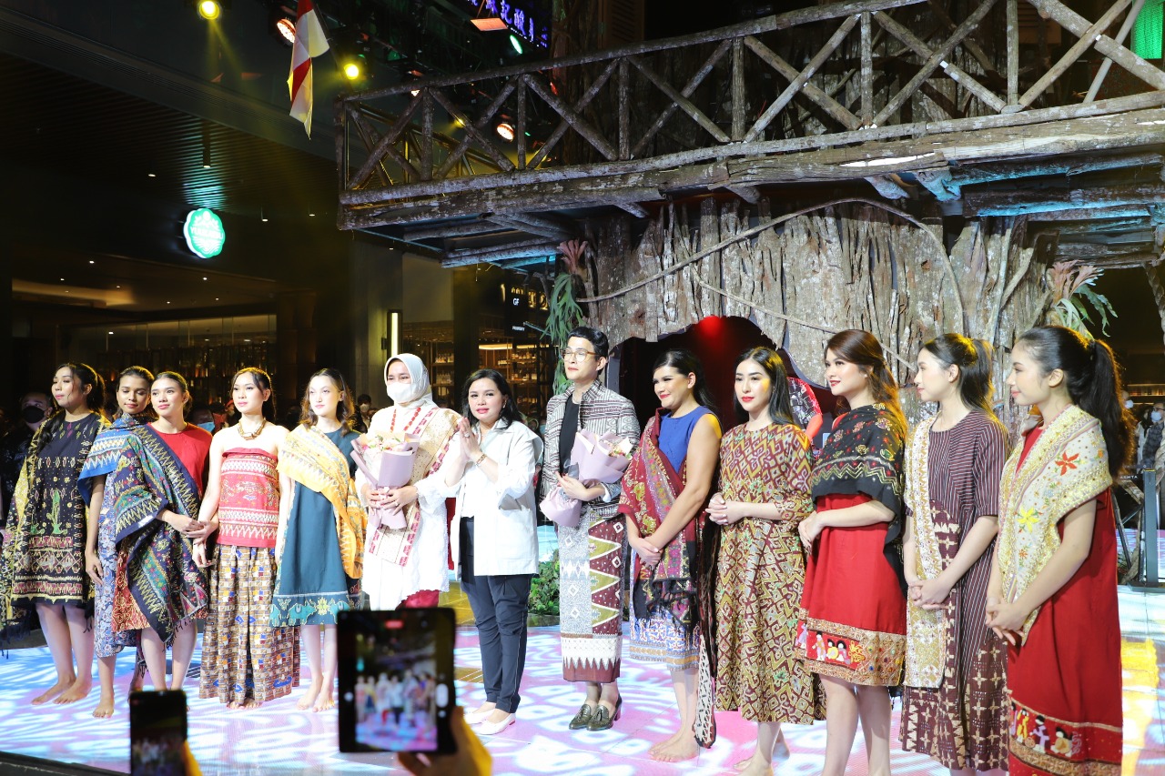 Pesona Kain Tapis Ditangan Oscar Lawalata Memukau Pengunjung Penutupan Jagantara, Ketua Dekranasda Provinsi Lampung Terharu dan Bangga Wastra Lampung Tampil di Event Nasional