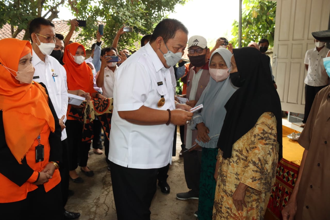 Gubernur Arinal Serahkan BLT BBM dan Sembako di Kabupaten Pringsewu, Tekankan Pemerintah Kabupaten/Kota Laksanakan Strategi 4K Dalam Upaya Pengendalian Inflasi