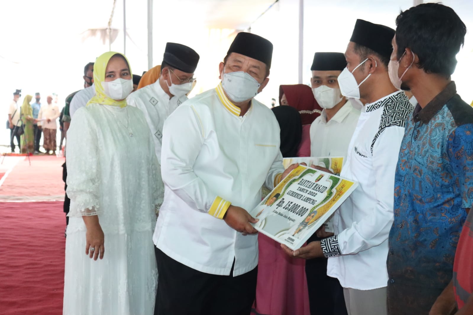 Komitmen Tingkatkan Pembangunan Bidang Agama, Gubernur Arinal Djunaidi Berikan Bantuan Dana Hibah Untuk Anak Yatim dan Rumah Ibadah Pada Pengajian Akbar di Kabupaten Pringsewu