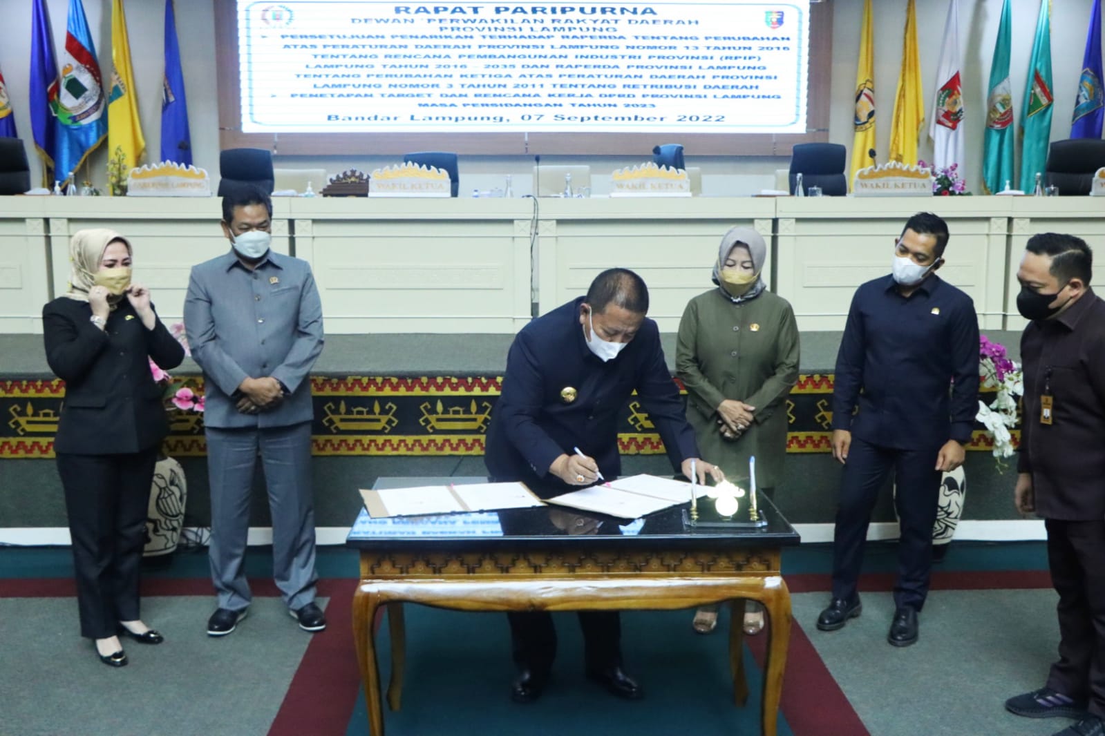 Nota Kesepakatan Kebijakan Umum APBD dan Prioritas Plafon Anggaran Sementara Tahun Anggaran 2023 Provinsi Lampung Ditandatangani