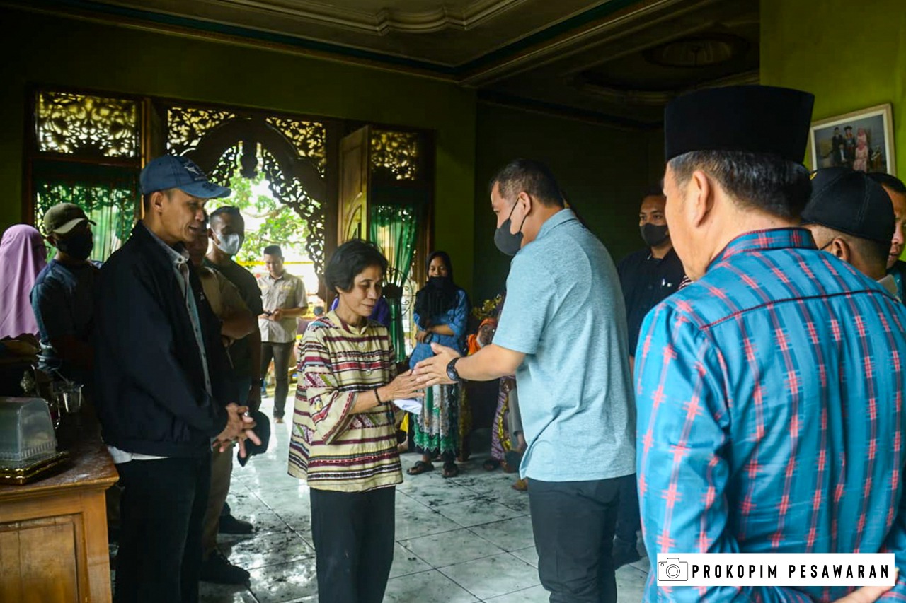 RUMAH PENGUSAHA MEBEL DI PESAWARAN DILALAP SIJAGO MERAH, BUPATI DENDI LANGSUNG DATANG KELOKASI