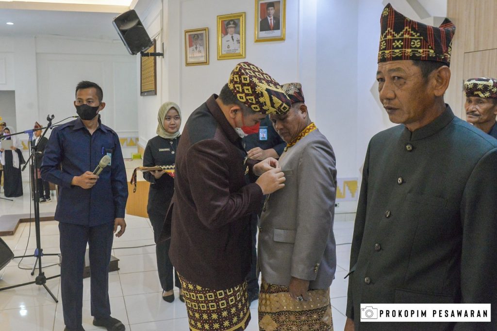 BUPATI PESAWARAN MENGHADIRI PELANTIKAN PENGURUS KECAMATAN MAJELIS PENYIMBANG ADAT LAMPUNG (MPAL)