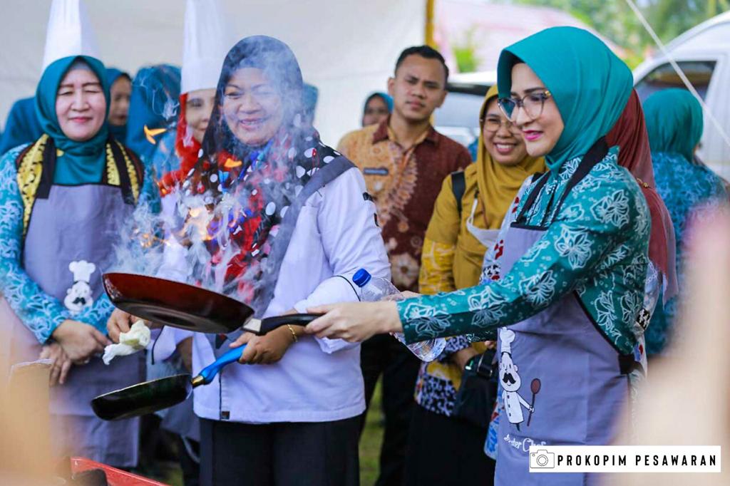 PESAWARAN MENERIMA KUNJUNGAN KERJA KETUA TP PKK PROVINSI LAMPUNG PADA DESA MODEL KONVERGENSI PENANGANAN DAN PENCEGAHAN STUNTING SEKALIGUS DESA RAMAH PEREMPUAN DAN PEDULI ANAK KABUPATEN PESAWARAN TAHUN 2022