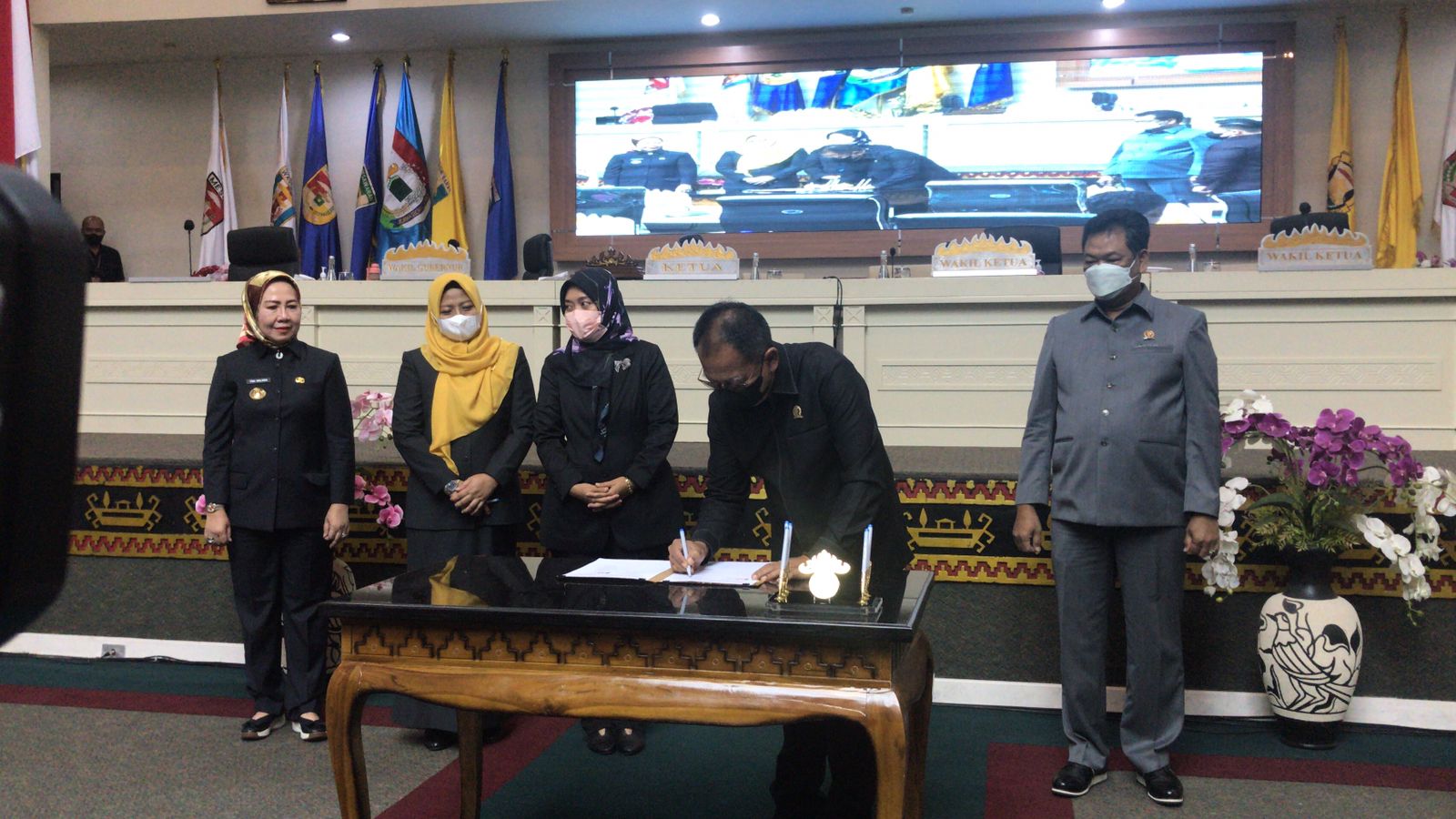 Wagub Chusnunia Mengikuti Paripurna Persetujuan Bersama Antara Pemerintah Daerah dan DPRD Provinsi Lampung Terhadap RAPBD dan Belanja Daerah Provinsi Lampung 2023