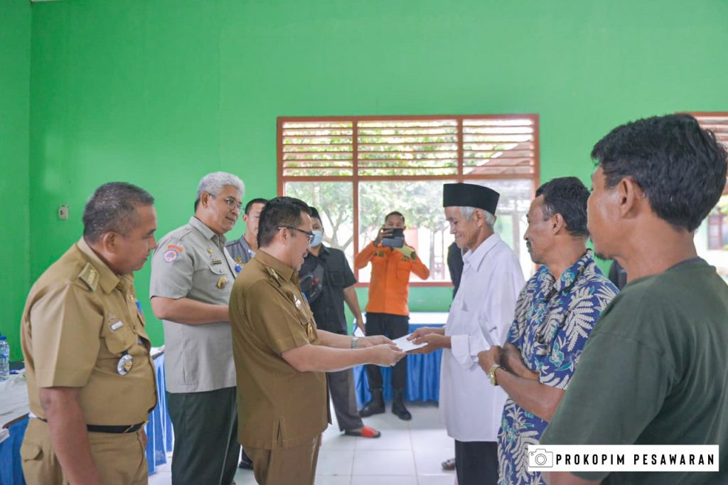 PEMDA PESAWARAN BERI BANTUAN KORBAN TANAH LONGSOR DAN BANJIR
