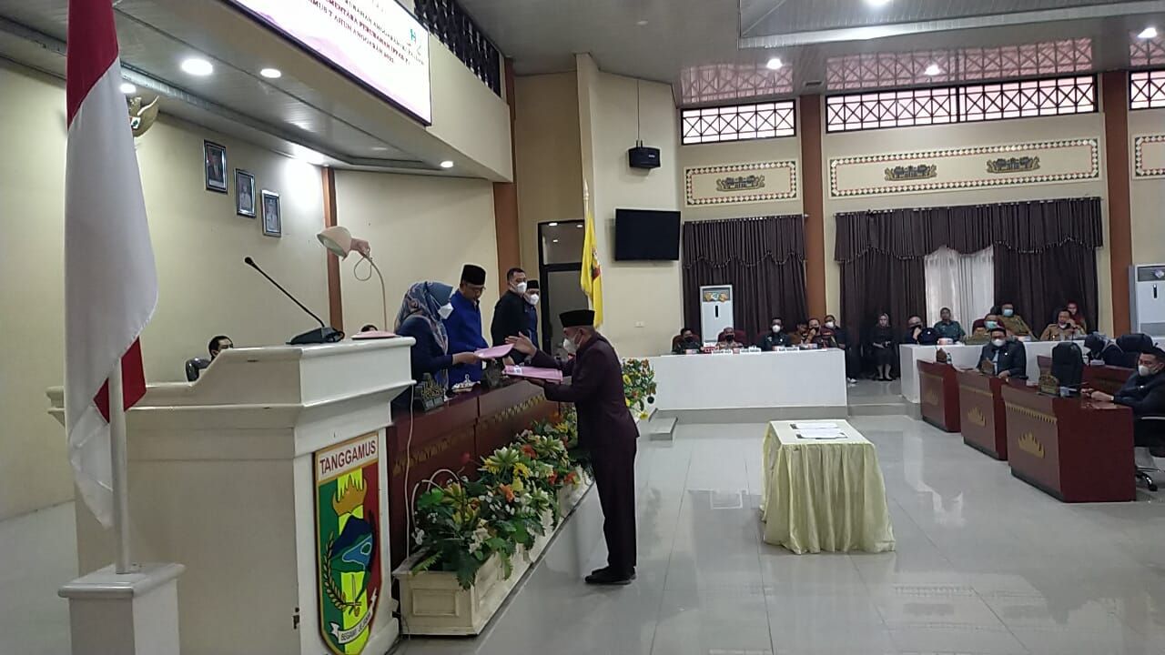 DPRD DAN PEMKAB TANGGAMUS SEPAKATI KUPA PPAS ANGGARAN 2022