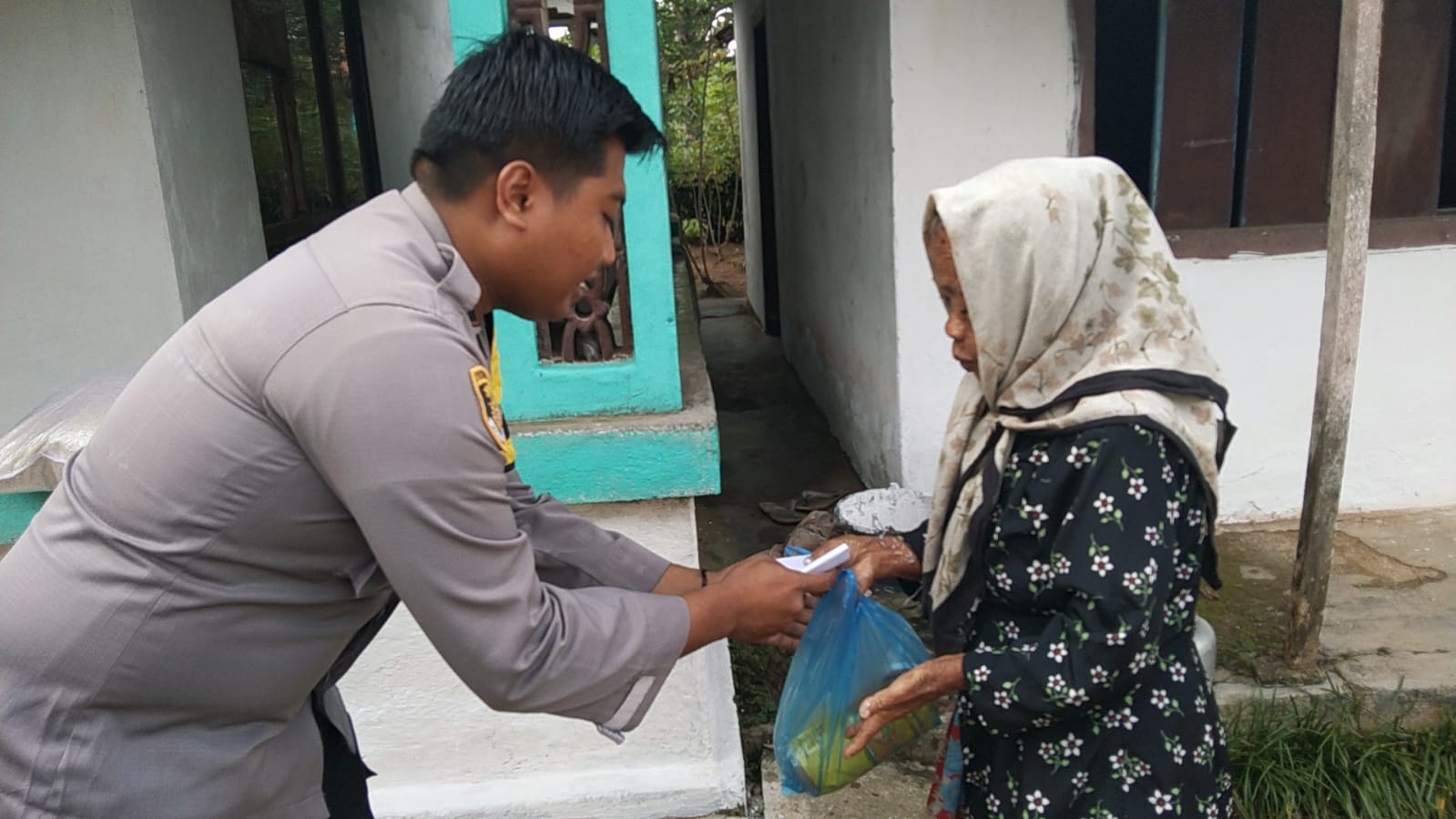 Dikenal Sebagai Polisi Baik, Briptu Panca Sisihkan Rejeki Bantu Warga