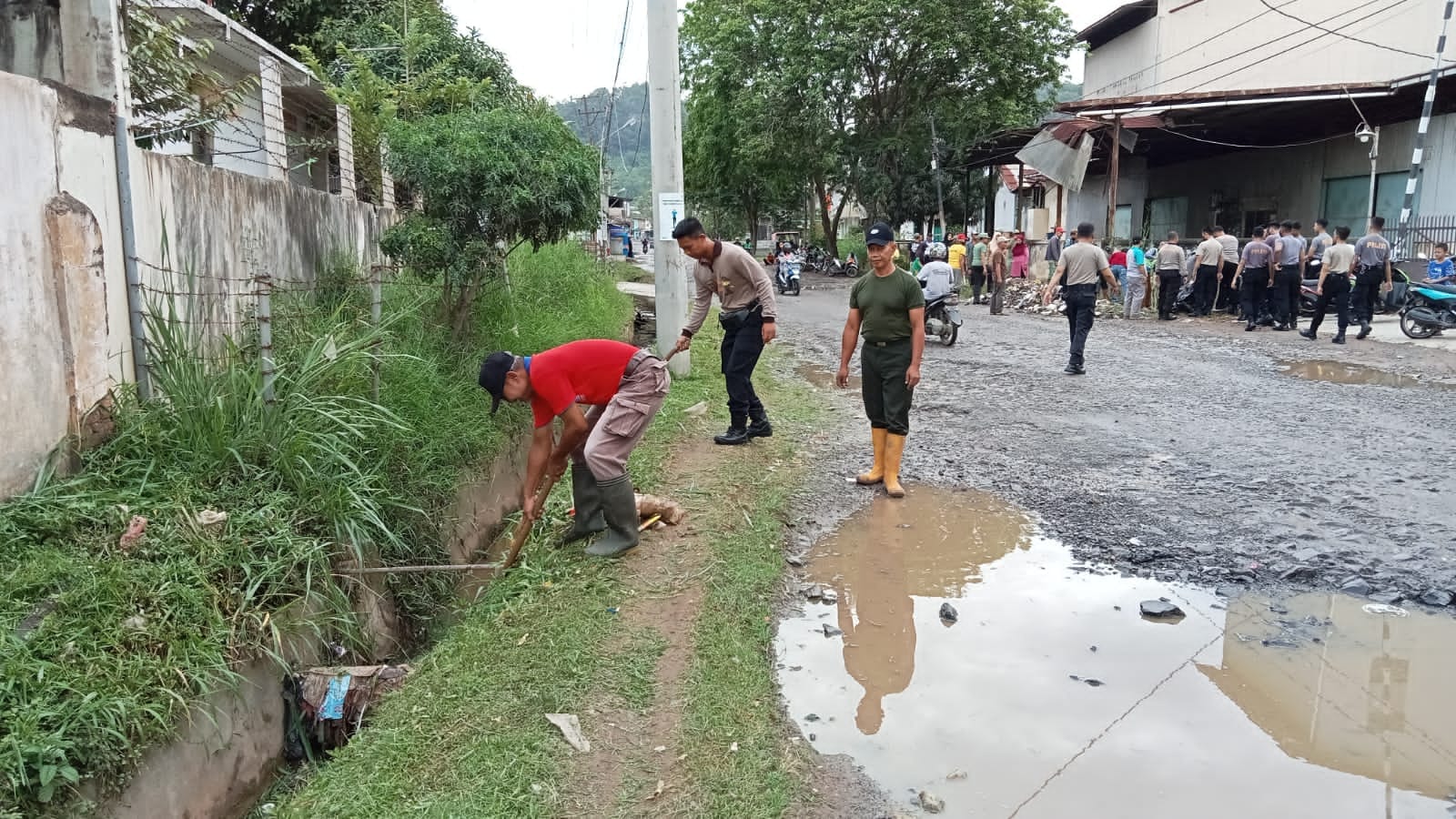 Cegah Banjir, TNI-Polri Dan Warga Bersih-Bersih Bantaran Sungai