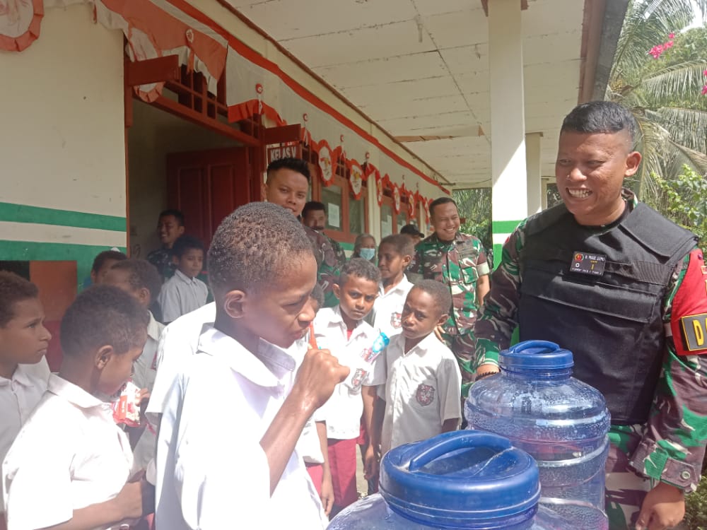 Serbu SDN 1 Yowong, Satgas 143/TWEJ Ajarkan Perilaku Hidup Bersih dan Sehat Sejak Dini