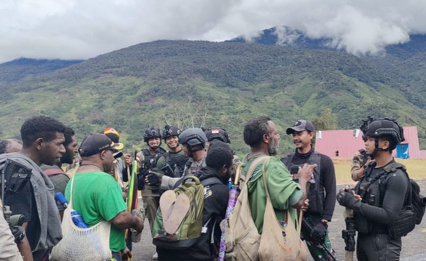 Ksatria Radin Intan Bantu Amankan Masyarakat Kembali ke Kiwirok