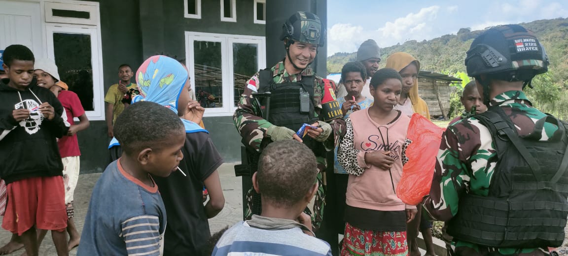 Satgas Yonif 143/TWEJ Berikan Sembako Jelang Peresmian Gereja Di Pegunungan Bintang