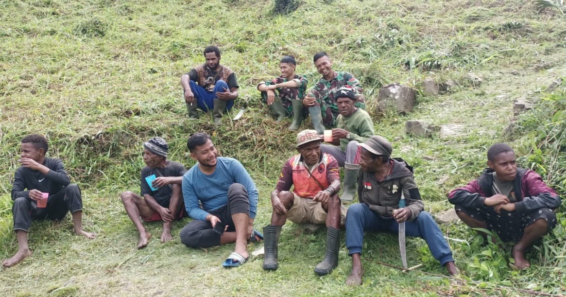 Sambut Natal Satgas Yonif 143/TWEJ Ajak Warga Perbatasan RI Bersihkan Lingkungan