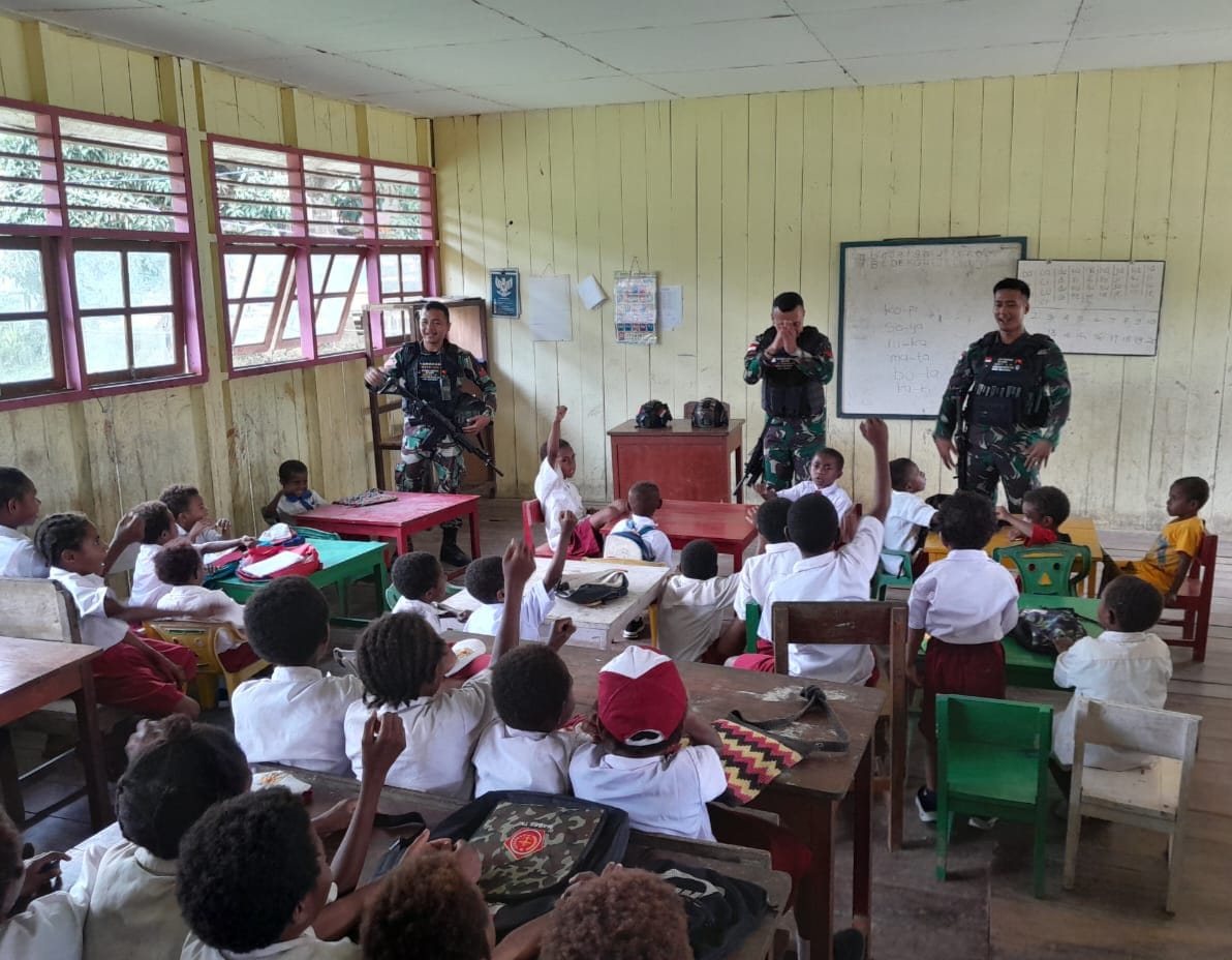 Membangun Pendidikan Perbatasan RI Di Papua, Prajurit Wira Lakukan Ini