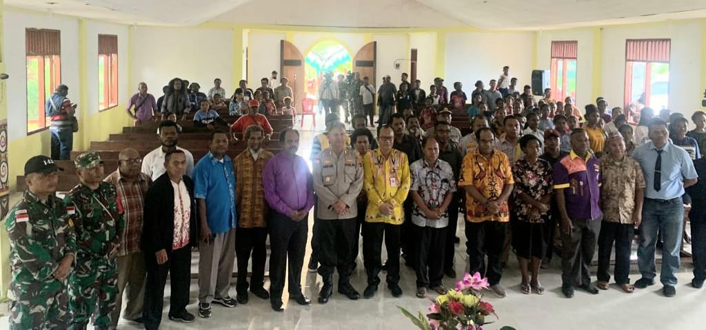 Sinergitas Satgas Yonif 143/TWEJ Partisipasi Aktif Safari Natal Di Pedalaman Papua