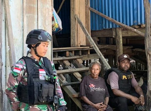 Yakinkan Rasa Aman Jelang Natal, Satgas Yonif 143/TWEJ dan Polri Lakukan Ini