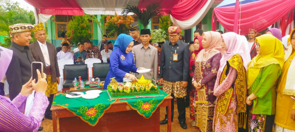 Peringatan Hari Amal Bakti (HAB) ke-77, Kemenag Tubaba Serahkan Sertifikat Halal, Tanah dan KUA