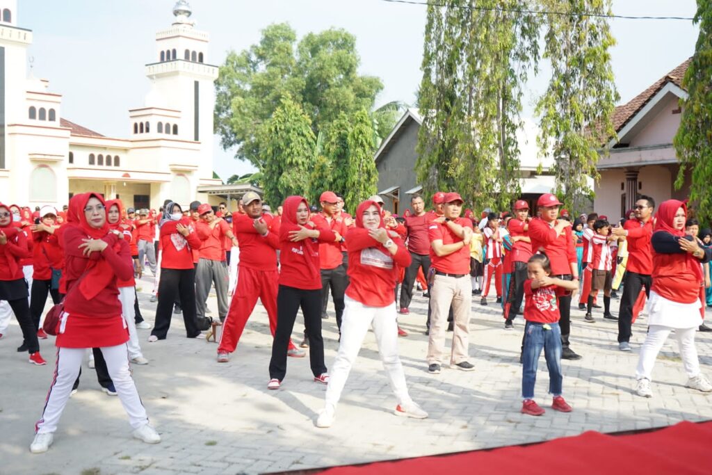 Bunda Winarni Senam Bersama Dengan Masyarakat Kecamatan Sragi