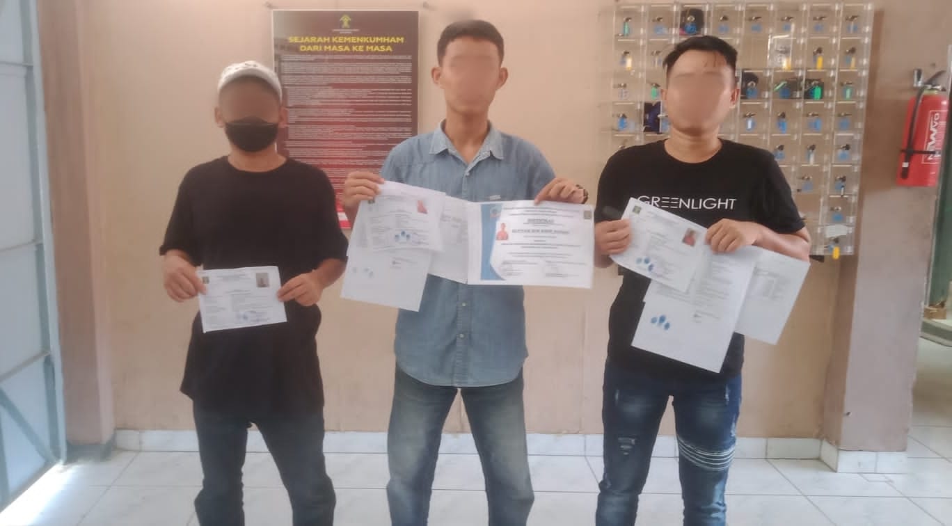 Lapas Kotaagung Berikan ‘Buah Tangan’ kepada Tiga Warga Binaannya yang Bebas