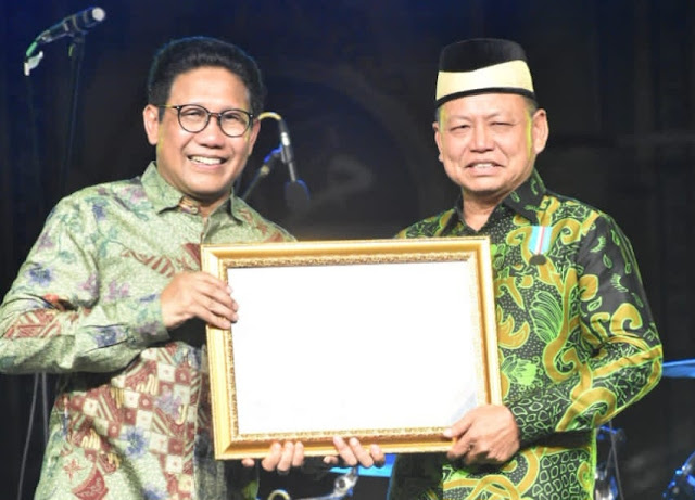 Bupati Dawam Rahardjo Raih Penghargaan Lencana Bakti Ekonomi Desa Dari Kementrian Desa PDTT