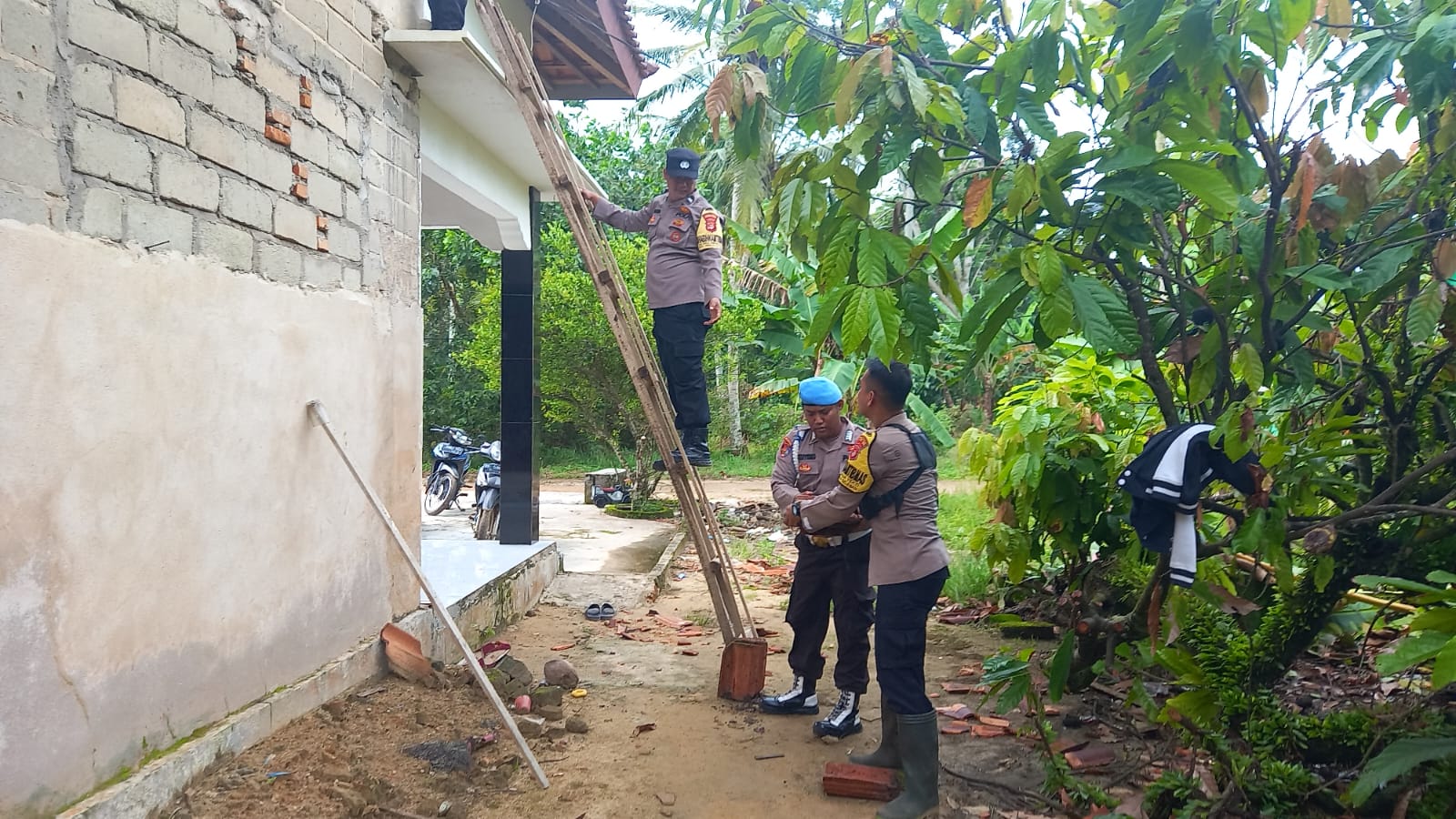 Polres Lamtim Gotong Royong Bantu Korban Angin Puting Beliung