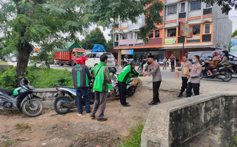 Polres Pringsewu Bagikan 80 Nasi Kotak Per Hari Selama Ramadan