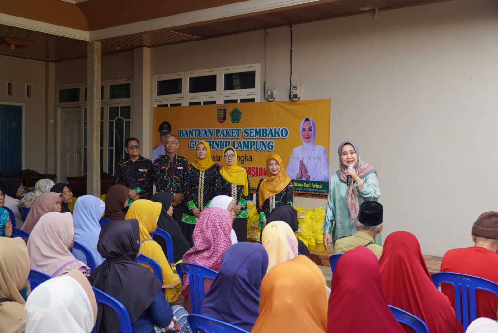 Peringati Hari Lansia Tahun 2023, Ketua LKKS Provinsi Lampung Menyerahkan Bantuan Sosial di Kecamatan Jati Agung