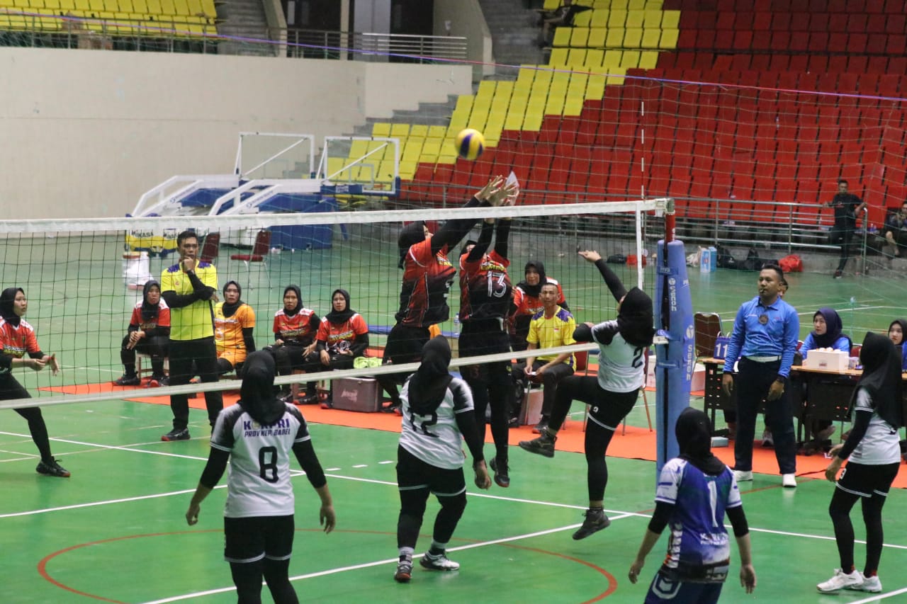 Tundukkan Tim Bangka Belitung, Tim Bola Voli Putri Lampung Pada PORNAS KORPRI XVI Melaju Ke Babak Perempat Final