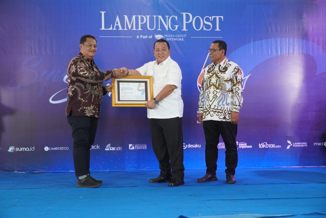 Gubernur Arinal Djunaidi Menerima Penghargaan Lampung Post Award 2023 Kategori Best Agricultural Policy