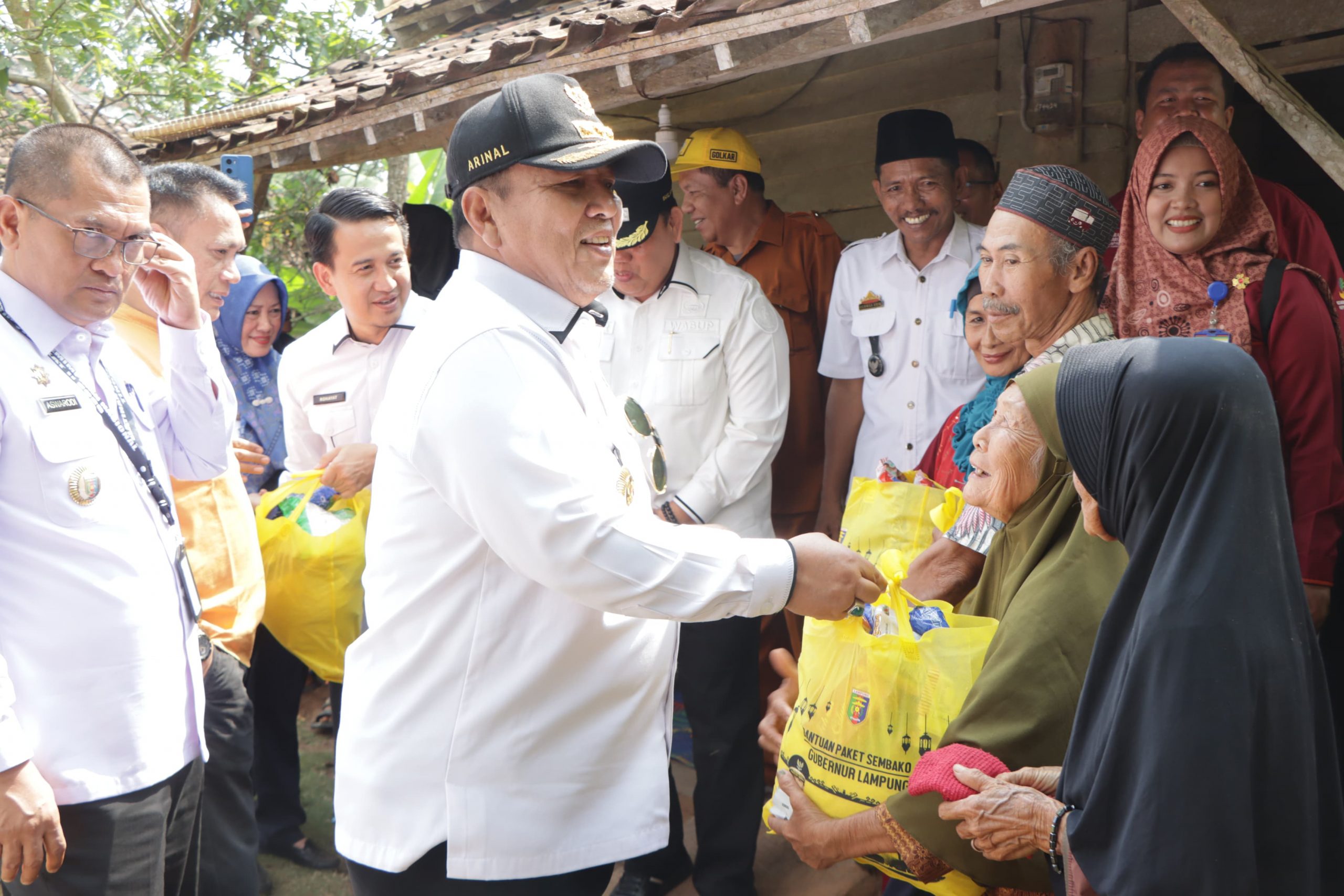Gubernur Arinal Djunaidi Serahkan Bantuan Paket Sembako dan Kursi Roda Kepada Warga Desa Giri Mulyo, Lampung Timur