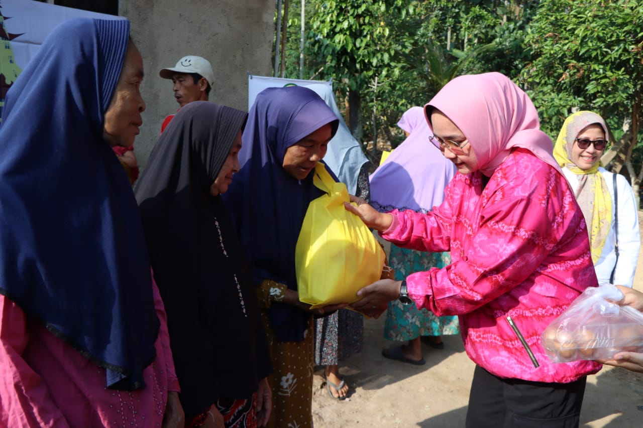 Ketua TP. PKK Provinsi Lampung Serahkan Bantuan Sosial Kepada Masyarakat Desa Suka Harum