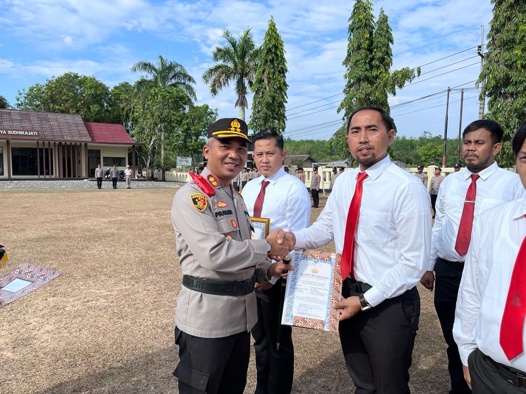 Apel Jam Pimpinan, Kapolres Way Kanan Beri Penghargaan 22 Personel Berprestasi