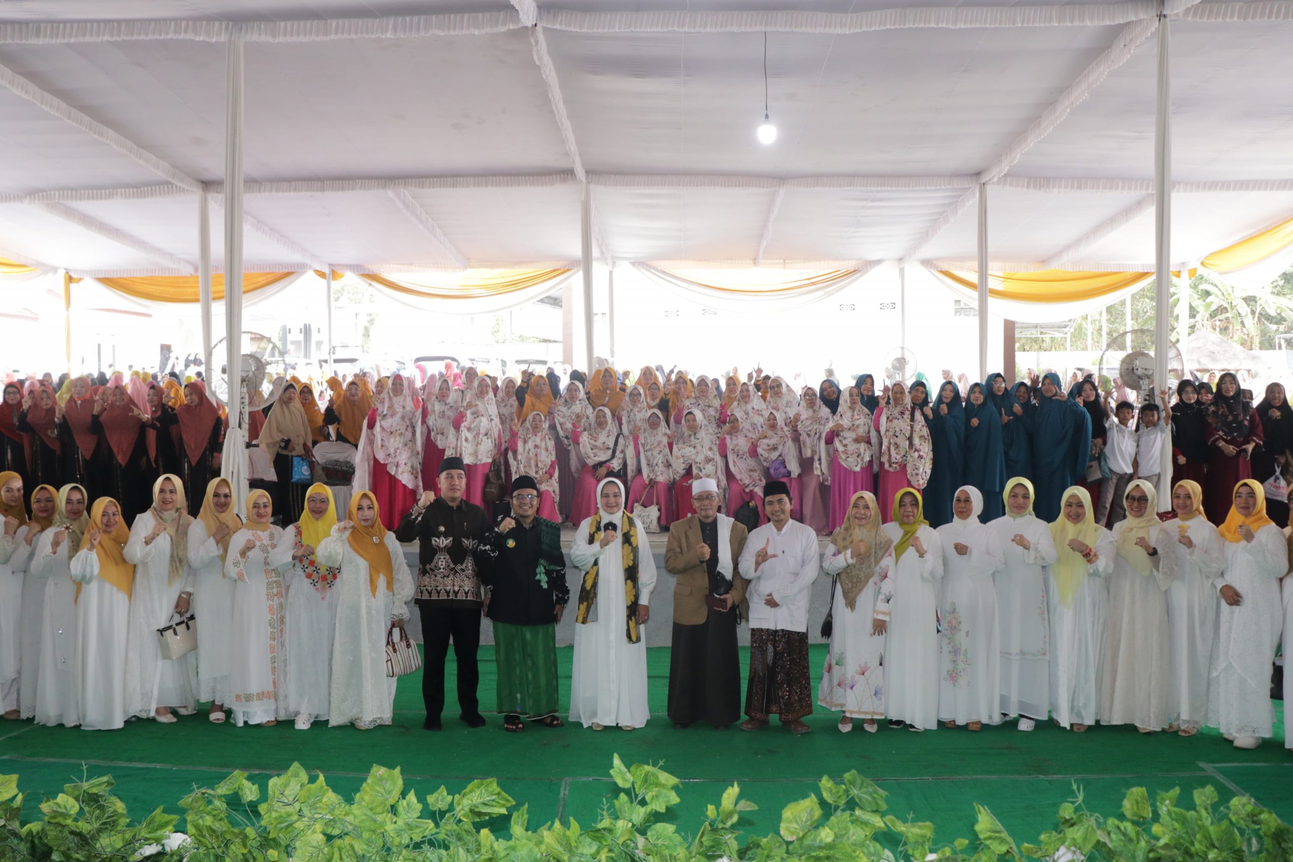 Ketua TP PKK Provinsi Lampung, Riana Sari Arinal Hadiri Peringatan Maulid Nabi Muhammad SAW di Kabupaten Pesawaran