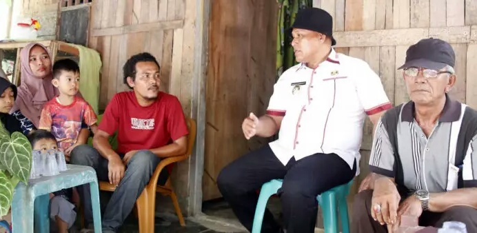 Bupati Lampung Selatan Bedah Dua Rumah Tak Layak Huni di Desa Canggu Kecamatan Kalianda