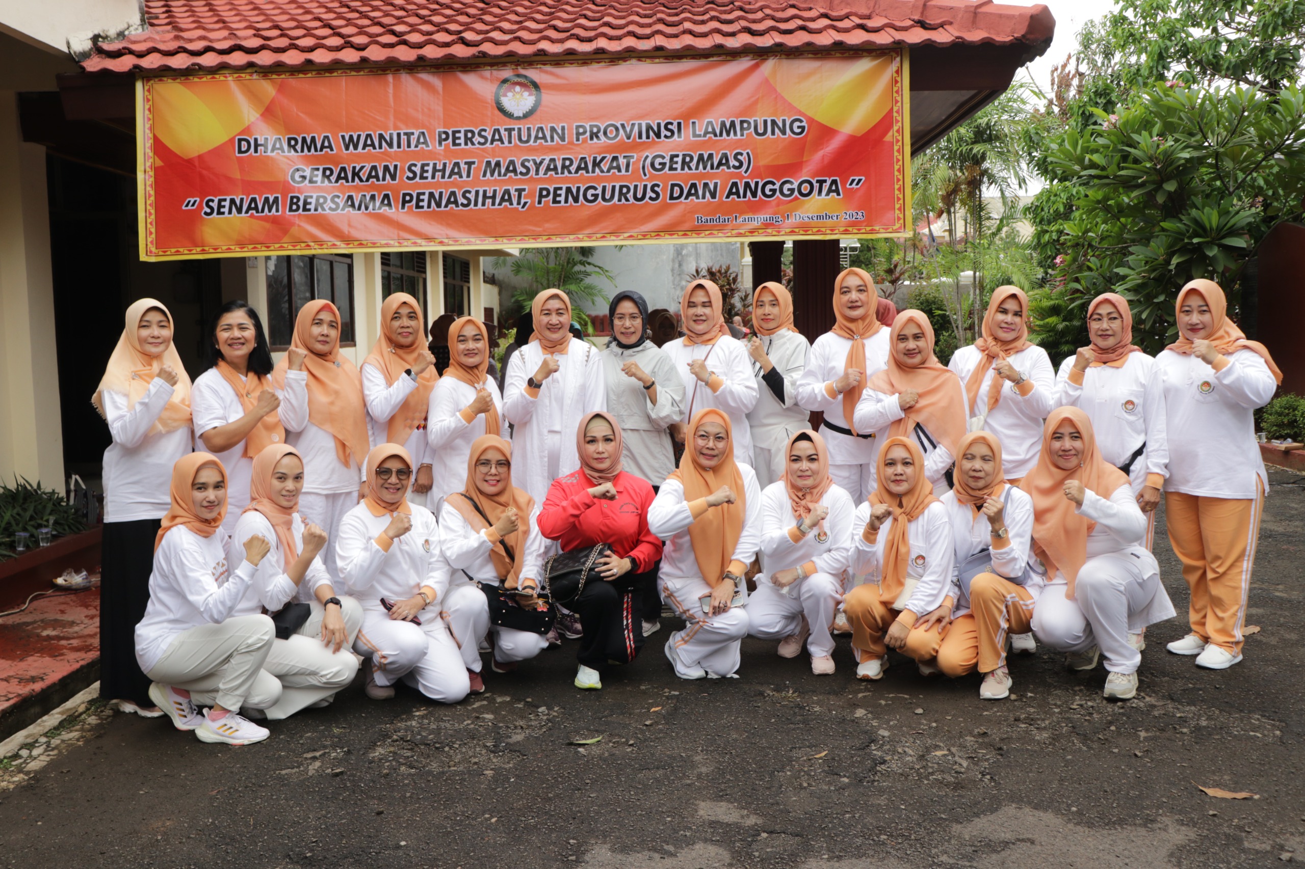 Dharma Wanita Persatuan Provinsi Lampung Ikuti Senam Bersama Dalam Kegiatan Gerakan Masyarakat Hidup Sehat