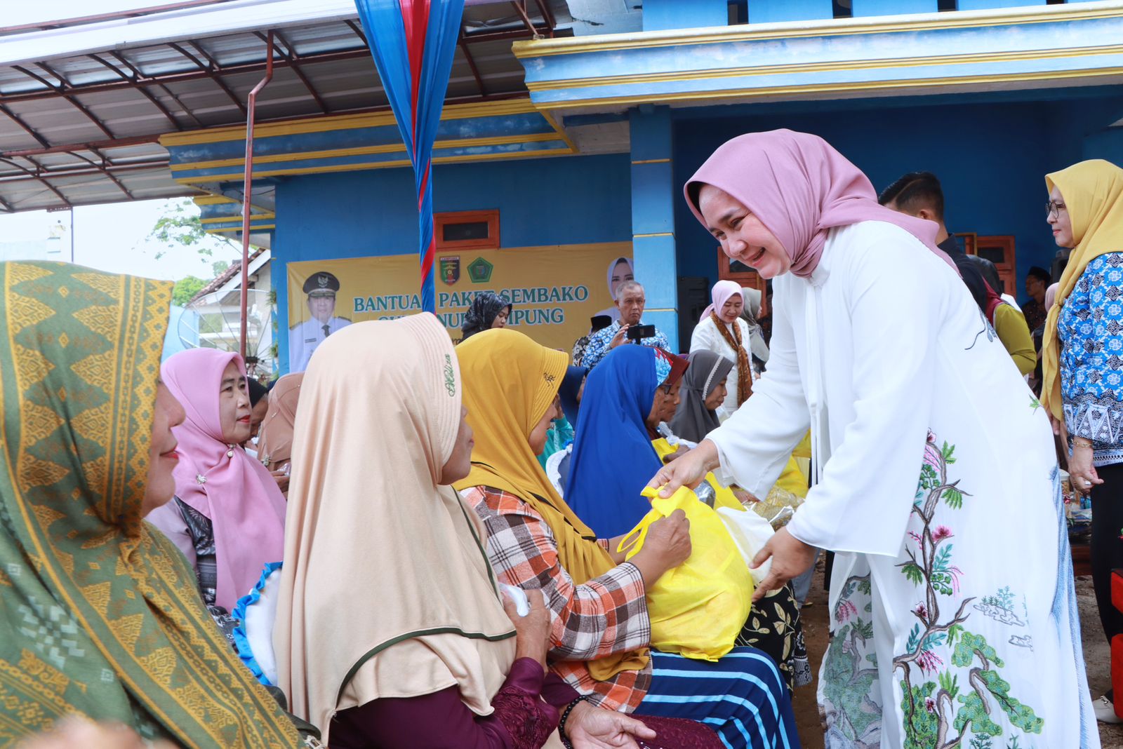 Ketua Lembaga Koordinasi Kesejahteraan Sosial Provinsi Lampung Serahkan Bantuan di Kabupaten Lampung Timur