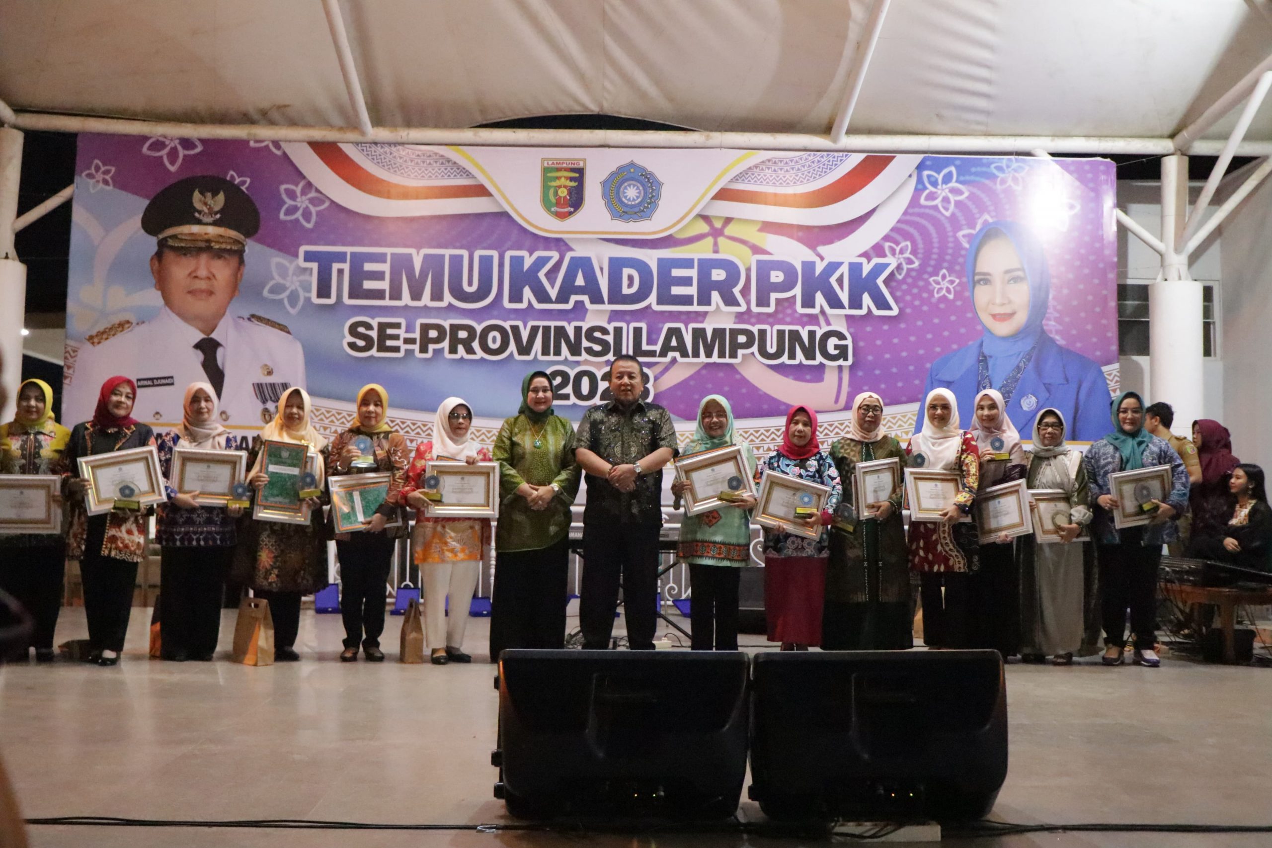 Ketua TP. PKK Provinsi Lampung Serahkan Penghargaan Atas Pengabdian dan Kinerja Kader PKK Dalam Melaksanakan 10 Program Pokok PKK