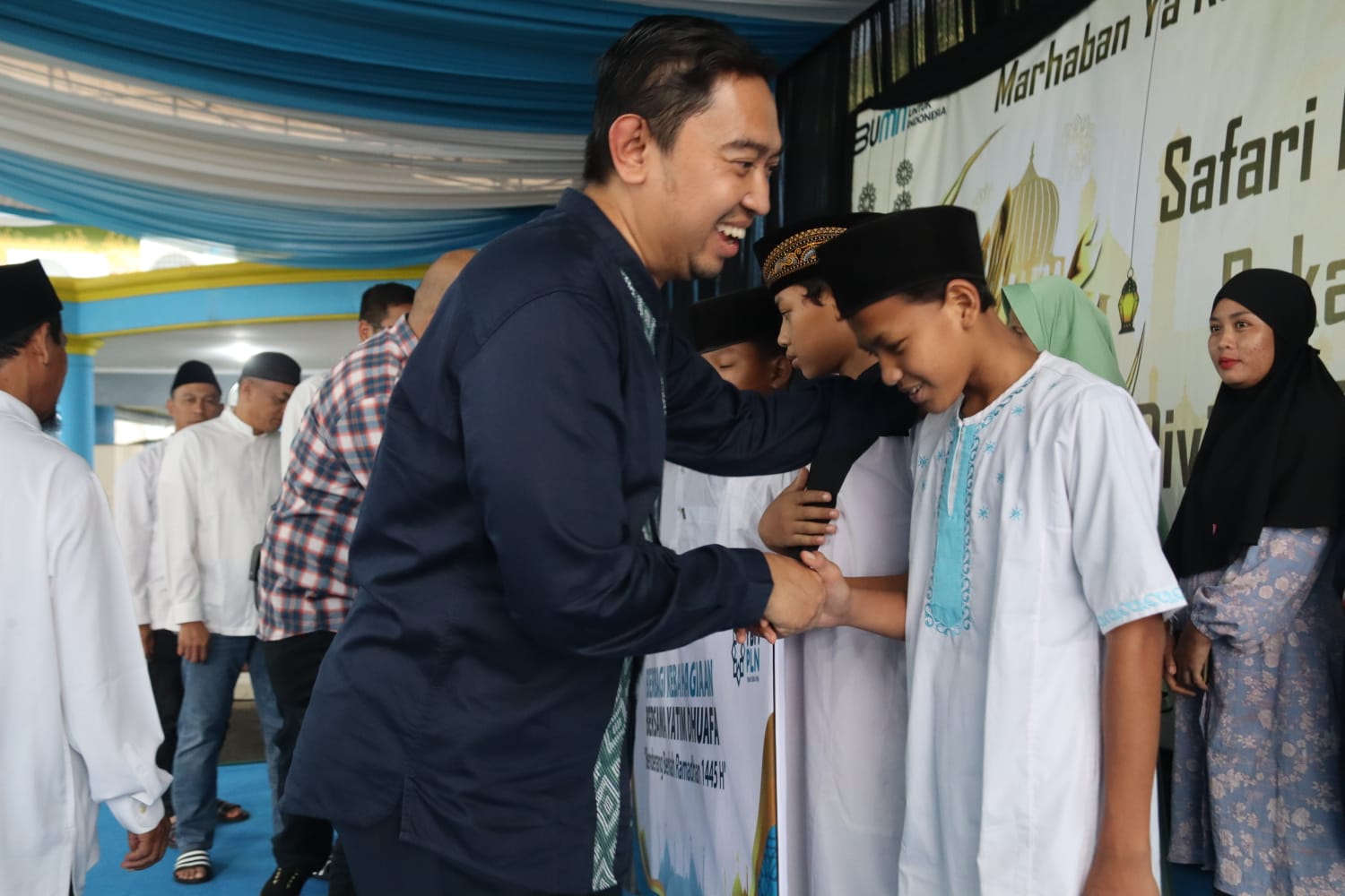 Berbagi Kebahagiaan Ramadhan, YBM PLN Salurkan Ratusan Paket Sembako dan Santunan kepada Mustahik di Lampung