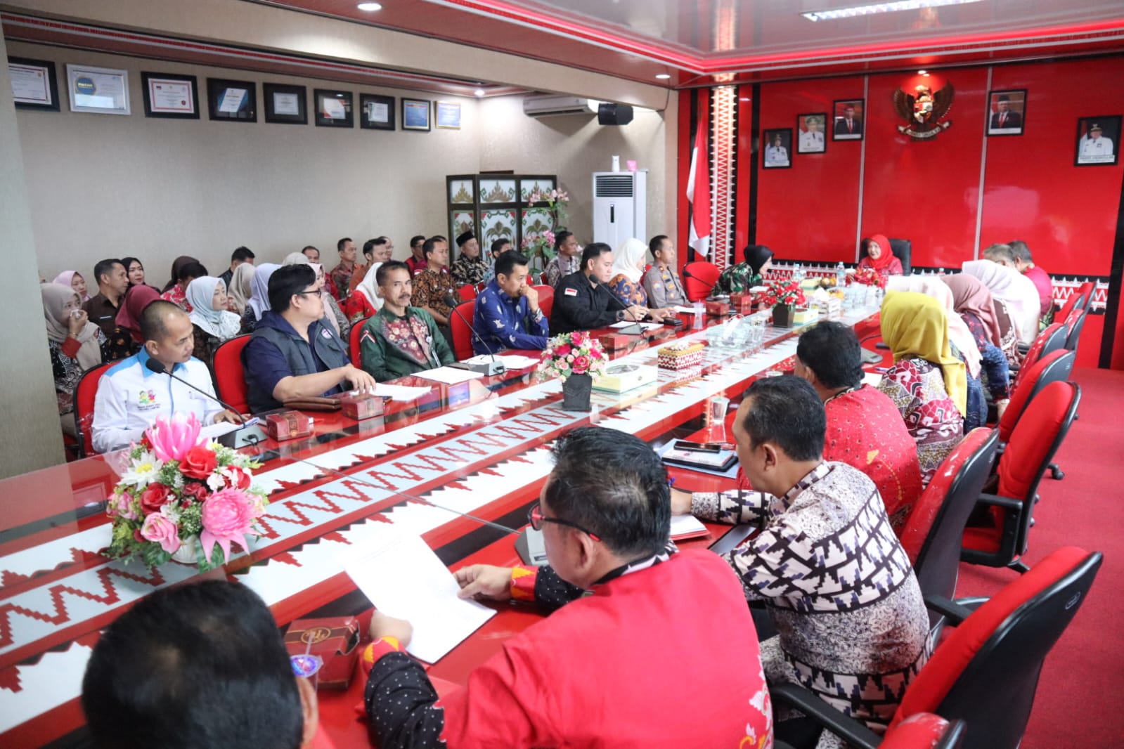 Hj. Eva Dwiana Pimpin Rapat Tim Gugus Kota Layak Anak Di Ruang Rapat Walikota Bandar Lampung