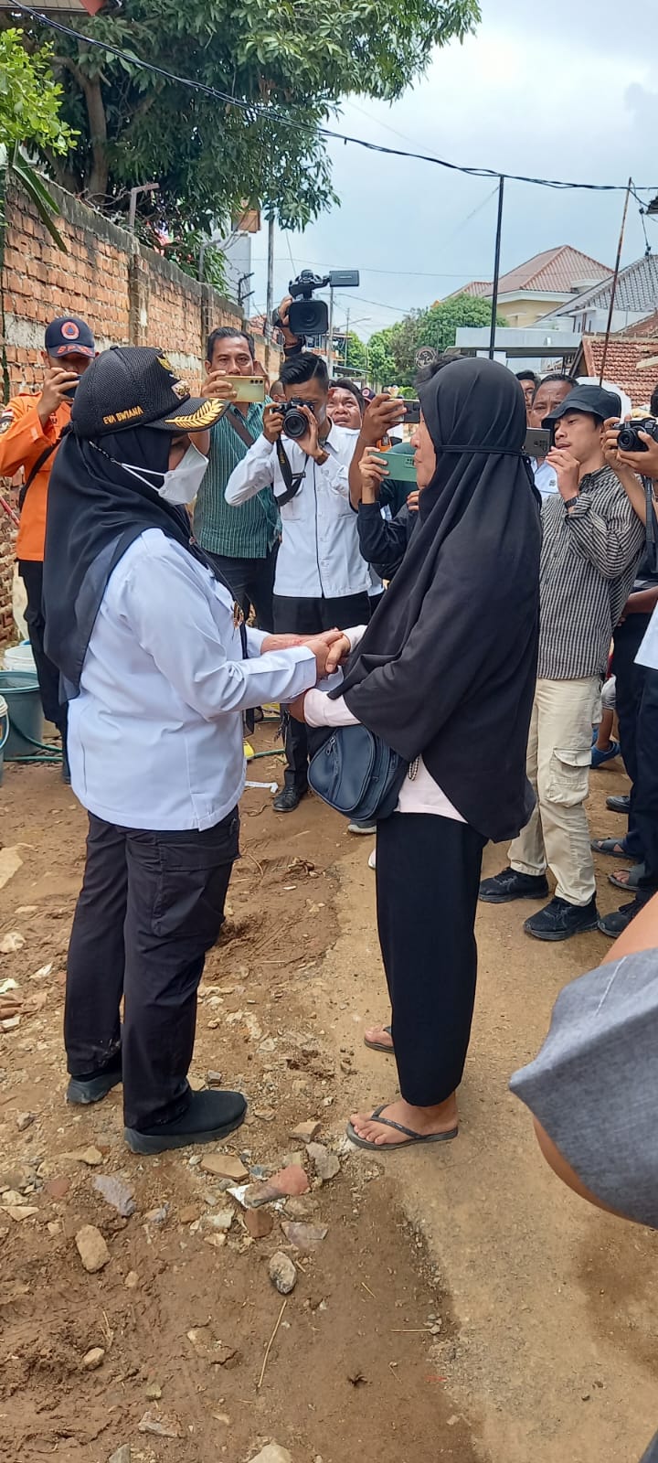 Usai Rapat, Walikota Bandar Lampung Eva Dwiana Berikan Bantuan Warga Terdampak Banjir