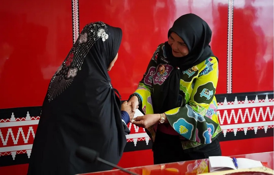 Walikota Eva Dwiana Salurkan Bantuan Korban Kebakaran Hingga Beasiswa