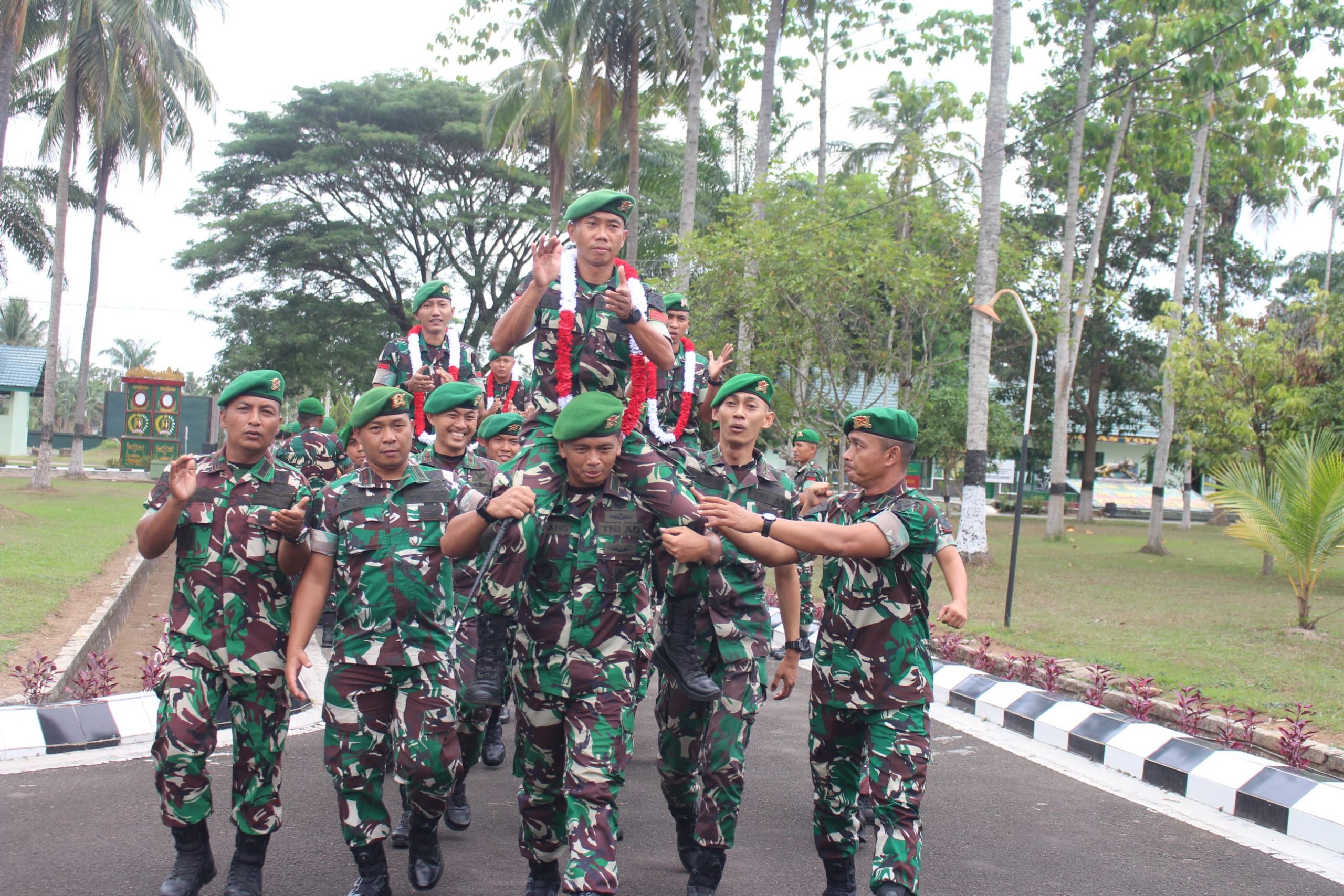 Danyonif 143/TWEJ Sambut Kedatangan Atlet Berprestasi Hingga Gendong Prajurit Ny