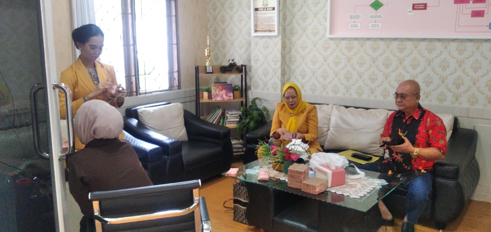 PENYIDIK PIDSUS KEJATI LAMPUNG TERIMA TITIPAN UANG KERUGIAN NEGARA DALAM PERKARA PESISIR BARAT TA 2022