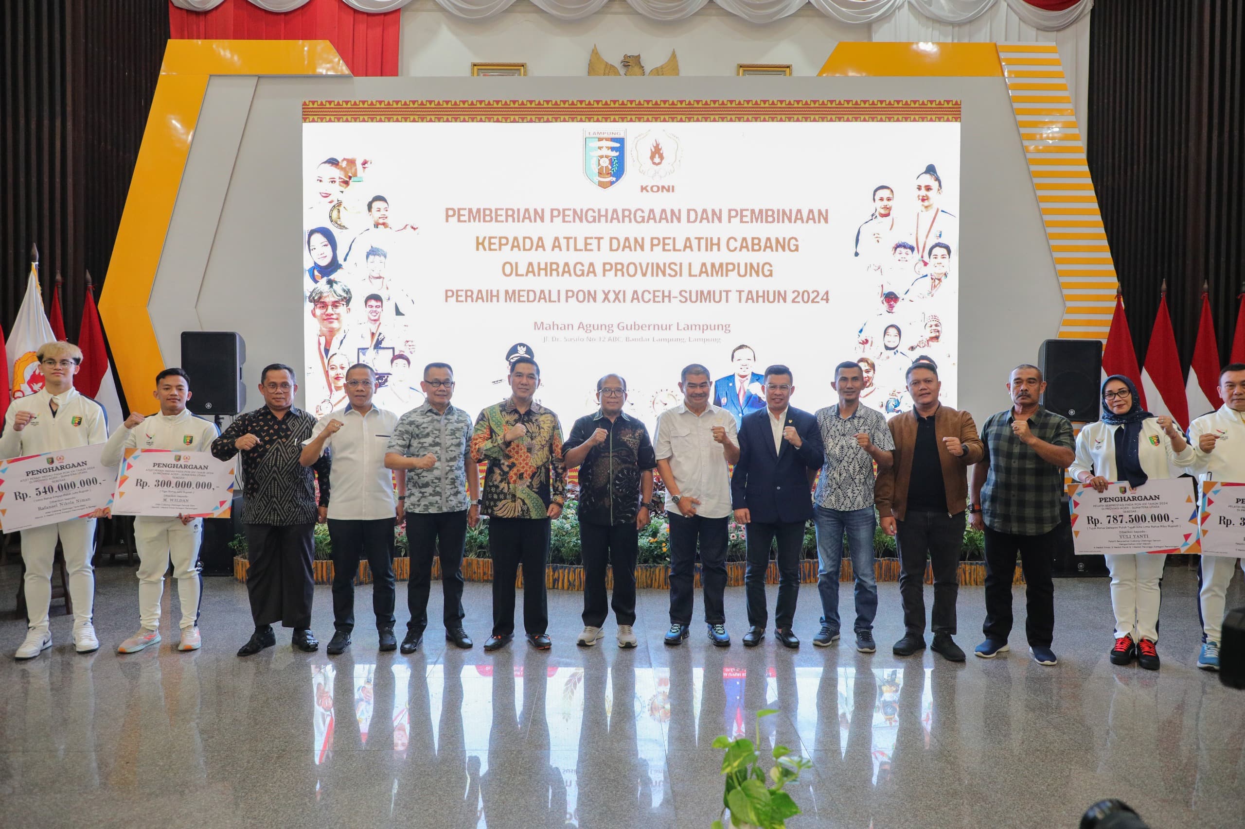 Pj. Gubernur Samsudin Serahkan Penghargaan Kepada Peraih Medali PON XXI Aceh-Sumut