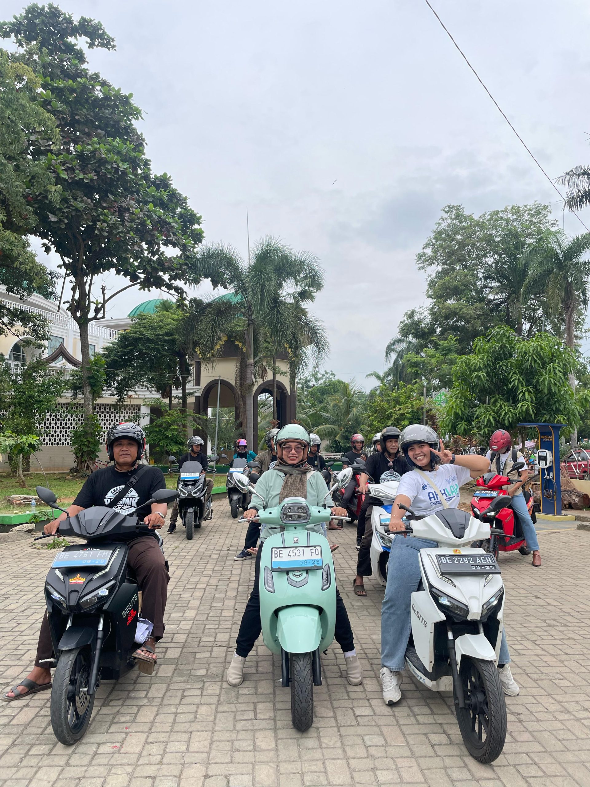 Pastikan SPKLU Siap jelang Ramadhan, PLN  dan Komunitas Kosmik Lampung  gelar Sunmori Motor Listrik
