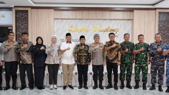 Ketua DPRD Lampung Ahmad Giri Akbar, Pj. Gubernur dan Forkopimda Gelar Silaturahmi Bersama Gubernur dan Wakil Gubernur Lampung Terpilih 2025-2030