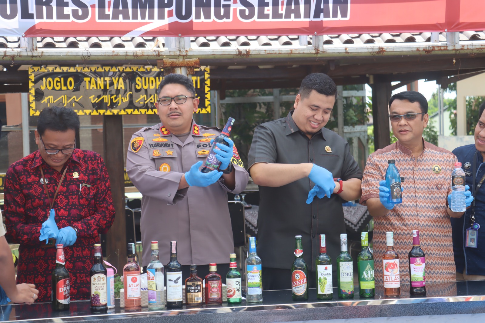 Polres Lampung Selatan Musnahkan Ratusan Botol Miras Jelang Ramadhan