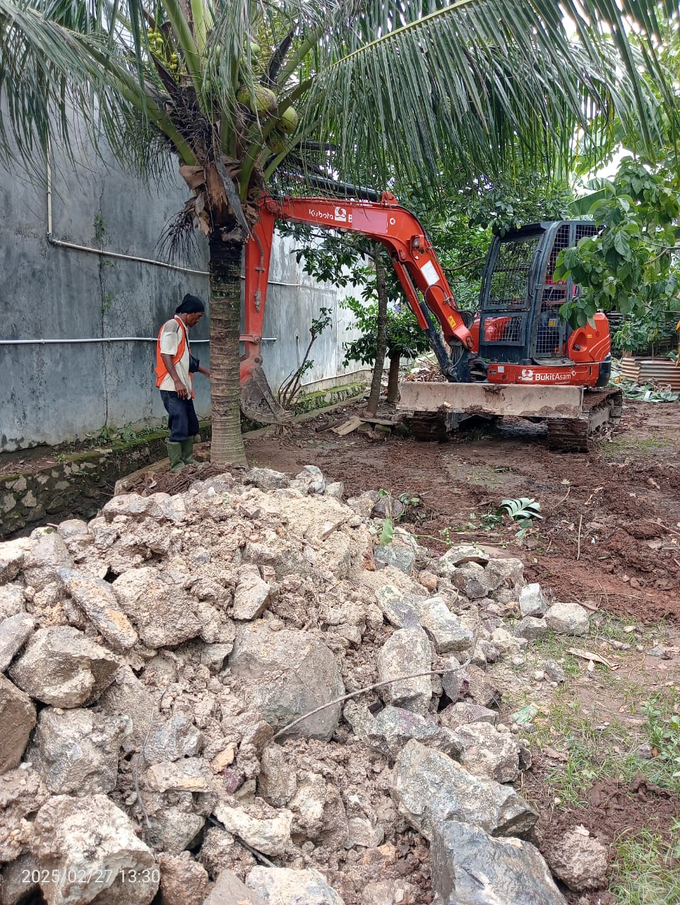 Terjunkan Alat Berat, Pemkot Bersihkan Material Yang Tertinggal dan memastikan pemulihan berjalan cepat.  Di Lokasi Bencana
