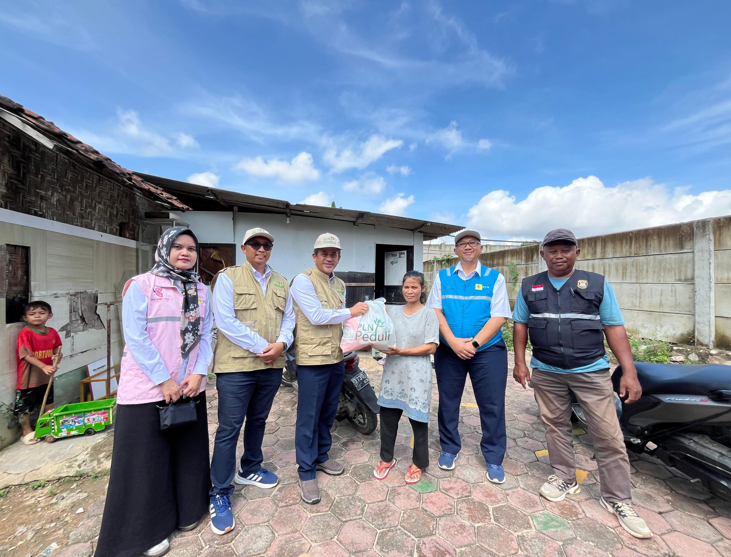 Jelang Ramadan, PLN UID Lampung Salurkan 1.133 Paket Sembako untuk Korban Banjir pada Lima Kecamatan di Bandar Lampung